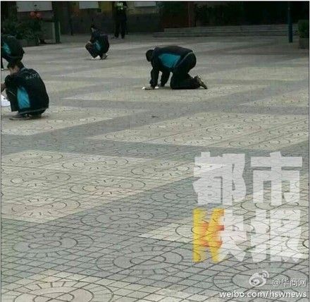 西安一初中老師罰學(xué)生蹲在操場寫作業(yè)(圖) 西安一初中老師罰學(xué)生蹲在操場寫作業(yè)(圖)