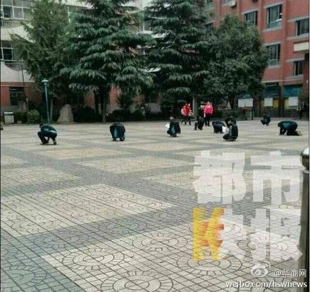 西安一初中老師罰學(xué)生蹲在操場寫作業(yè)(圖) 西安一初中老師罰學(xué)生蹲在操場寫作業(yè)(圖)