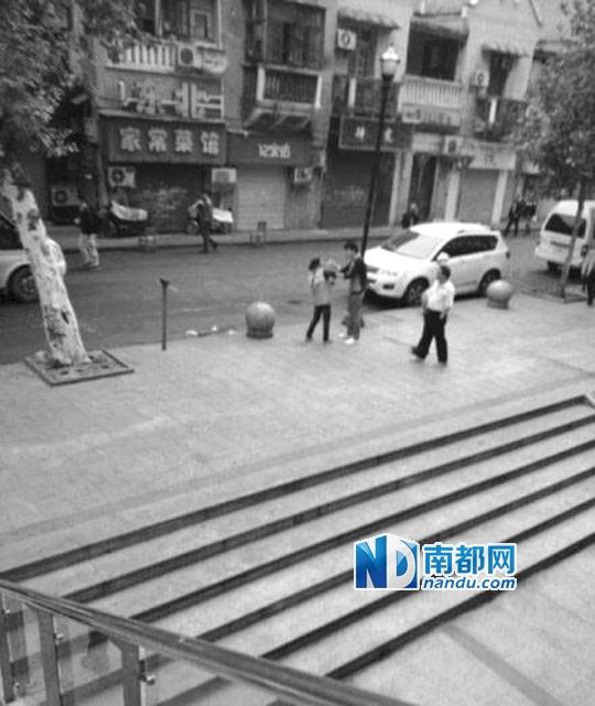 10月18日，武漢一男子抓住環(huán)衛(wèi)工打耳光。