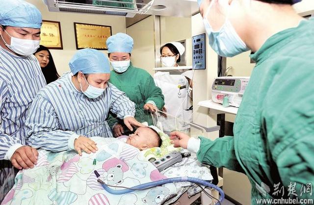 圖為：成功進(jìn)行心臟移植手術(shù)后，小患者平安度過術(shù)后危險(xiǎn)期，14日轉(zhuǎn)入普通隔離病房 （攝影 魏錸）