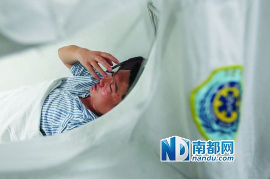 19日，北大深圳醫(yī)院，透過被撕破的工作服，急診科醫(yī)護人員申洪濤身體多處被醉酒男子抓傷。