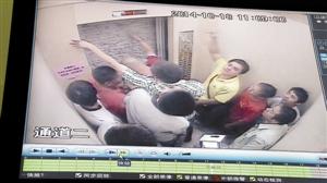 被困人員輪流砸墻進行自救。