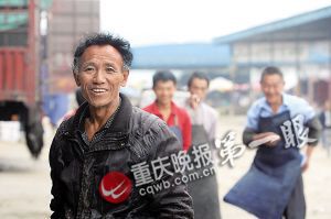 唐再海因為皮膚黝黑，工友們都打趣地稱呼他為“非洲人”。