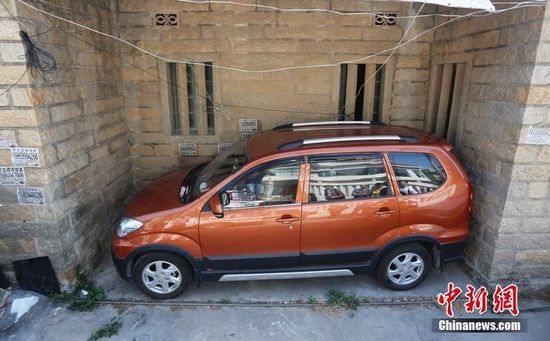 福建晉江現(xiàn)“停車(chē)之神”現(xiàn)場(chǎng)示范引驚嘆(圖) 福建晉江現(xiàn)“停車(chē)之神”現(xiàn)場(chǎng)示范引驚嘆(圖)