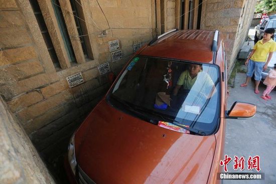 福建晉江現(xiàn)“停車(chē)之神”現(xiàn)場(chǎng)示范引驚嘆(圖) 福建晉江現(xiàn)“停車(chē)之神”現(xiàn)場(chǎng)示范引驚嘆(圖)