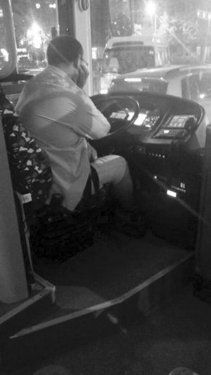 網(wǎng)曝蘇州400路公交司機(jī)開(kāi)車看電影 官方調(diào)查