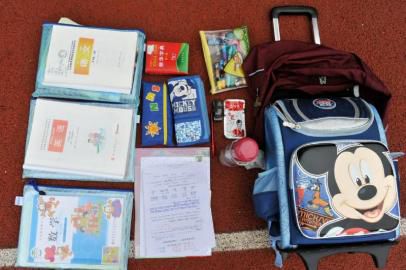 重7.8公斤的書包內(nèi)所裝物品。