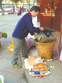 王光偉靠收廢品拾荒為生，每月僅有1000元的微薄收入。