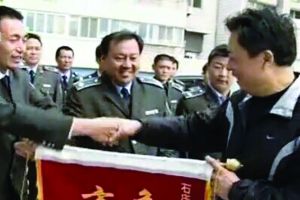 當年火災中獲救者的家屬給城管中隊送來錦旗 視頻截圖 當年火災中獲救者的家屬給城管中隊送來錦旗 視頻截圖