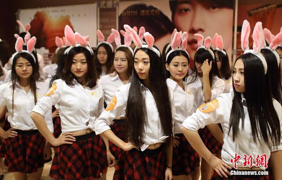 11月11日晚，一百位統(tǒng)一打扮的“兔女郎”現(xiàn)身南京新街口，逛街看電影玩快閃，走到哪里都被圍觀。