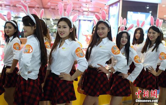 11月11日晚，一百位統(tǒng)一打扮的“兔女郎”現(xiàn)身南京新街口，逛街看電影玩快閃，走到哪里都被圍觀。