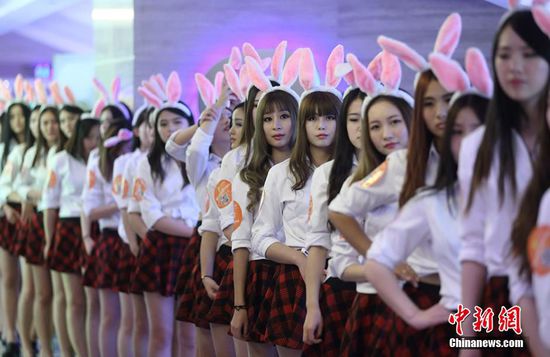 11月11日晚，一百位統(tǒng)一打扮的“兔女郎”現(xiàn)身南京新街口，逛街看電影玩快閃，走到哪里都被圍觀。