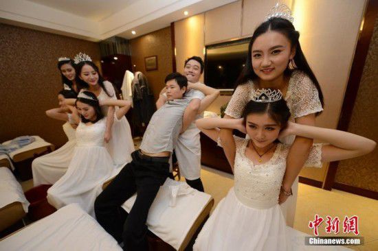 湖南十大?；w到足浴店學(xué)理療按摩(圖)