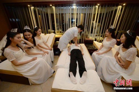 湖南十大?；w到足浴店學(xué)理療按摩(圖)