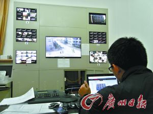 監(jiān)控室就可以看到男生宿舍樓的情況。