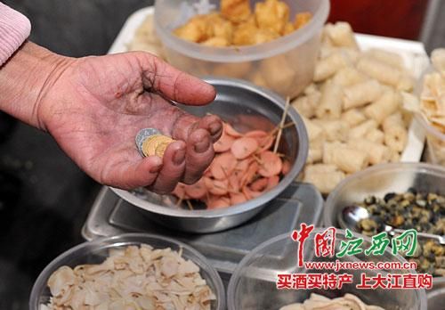 南昌一奶奶擺攤20年未漲價(jià) 日賺30元稱很滿足