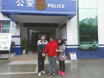 王江中和弟弟、大姑離開東南派出所前的合影。張文敏攝