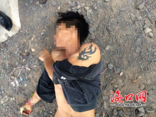 死亡的男子，左手手臂上有紋身