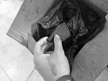 小曾發(fā)出買來的干炭和安眠藥。