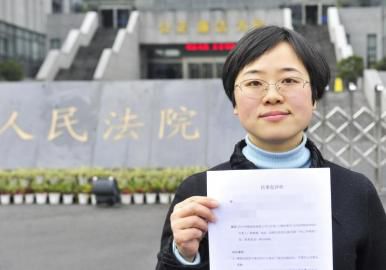 12月3日，起訴代理人出示公訴書(shū)。