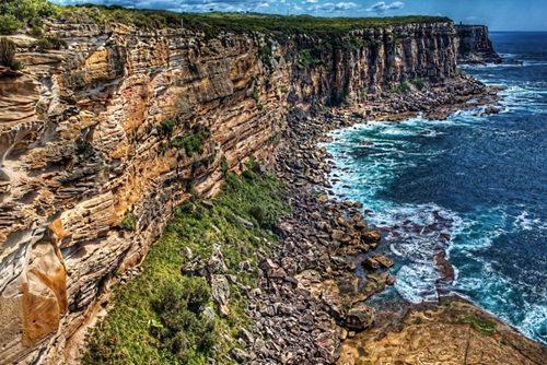 圖為英國游客看日出時摔落的懸崖。