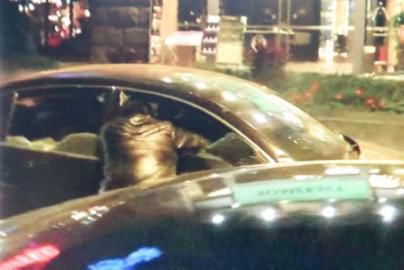 一警察試圖讓汽車(chē)停下。