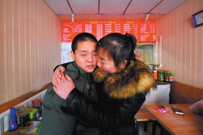 何女士找到了兒子小新后，把兒子緊緊抱在懷里。京華時報記者趙思衡攝