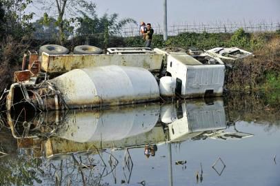 12月23日，側(cè)翻在荷塘的罐車。