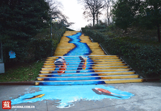 南京一高校內(nèi)現(xiàn)3D路面彩繪 魚兒在階梯 南京一高校內(nèi)現(xiàn)3D路面彩繪 魚兒在階梯