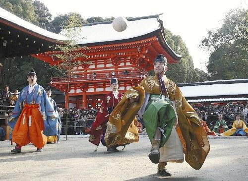 京都市左京區(qū)的下鴨神社舉行新年例行活動(dòng)“蹴鞠”。