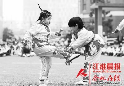 兩名小朋友在進(jìn)行武術(shù)對(duì)打表演。