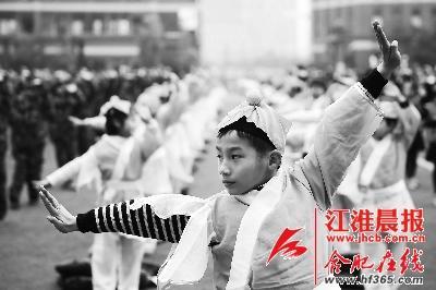 學(xué)生們?cè)谶M(jìn)行集體武術(shù)操展示。