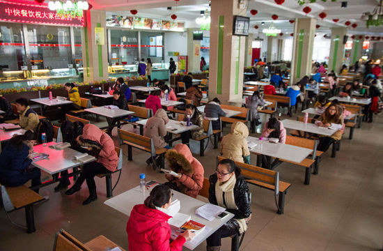 圖為在食堂內(nèi)復(fù)習(xí)的學(xué)生。