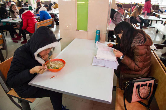 圖為在食堂內(nèi)復(fù)習(xí)的學(xué)生。