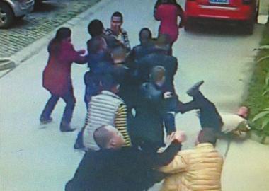 女子結(jié)婚想借婚慶舞臺(tái)被拒 帶人怒砸他人婚禮 女子結(jié)婚想借婚慶舞臺(tái)被拒 帶人怒砸他人婚禮