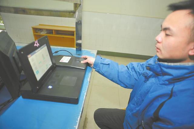 高考報名錄入指紋開始執(zhí)行,在校生由學校統(tǒng)一錄入。