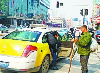 行乞者與保安聊天，竟頻頻對保安的收入表達出了不屑。