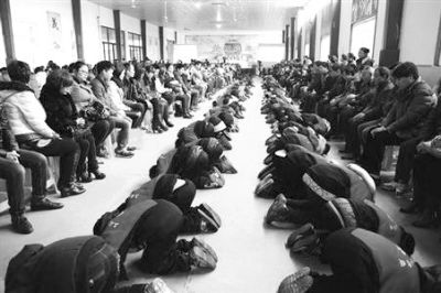 學(xué)生們在老師的指導(dǎo)下，一起給父母下跪謝恩。微博截圖