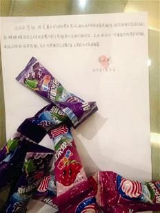 為表謝意，他特意買來20根棒棒糖送給民警。