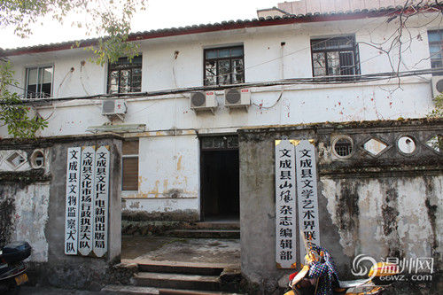 文成縣府大院除了主樓外，其他的基本為磚木結(jié)構(gòu)的兩層小樓