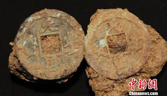 巖橋村廟山地區(qū)出土銅錢。　桐廬文管辦　攝