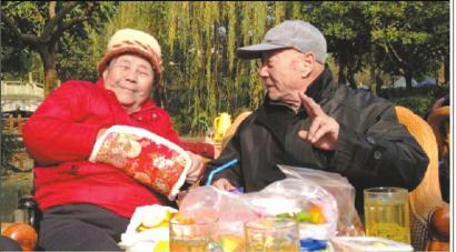 結(jié)婚60年，梁玉芹婆婆和王再功爺爺恩愛如初。