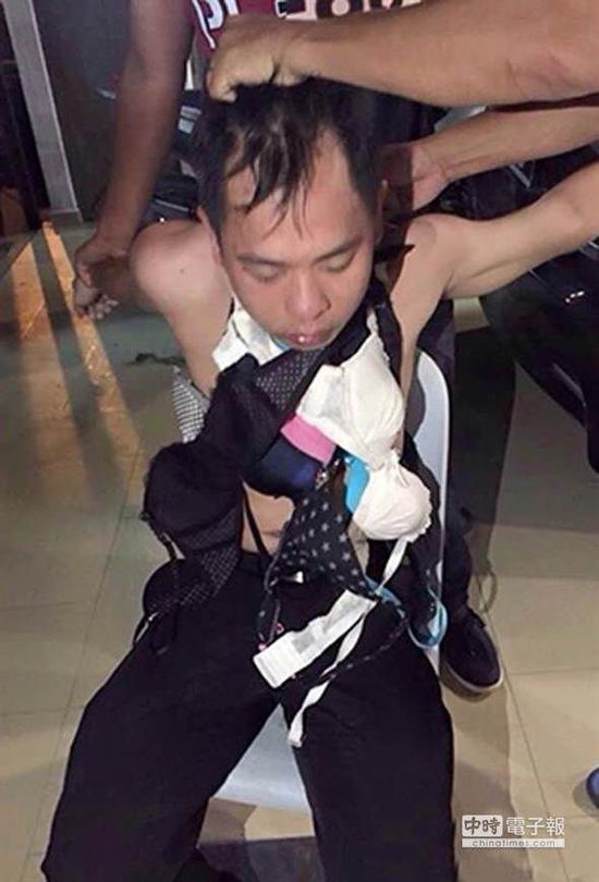 新加坡一名內(nèi)衣賊，被迫穿上女性內(nèi)衣游街示眾。