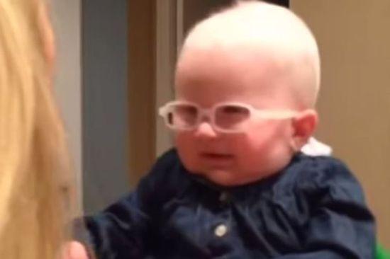 英國白化病兒童透過特制鏡片首次見親媽。