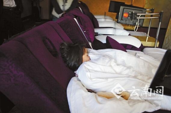 夜里，孩子就睡在沙發(fā)躺椅上。