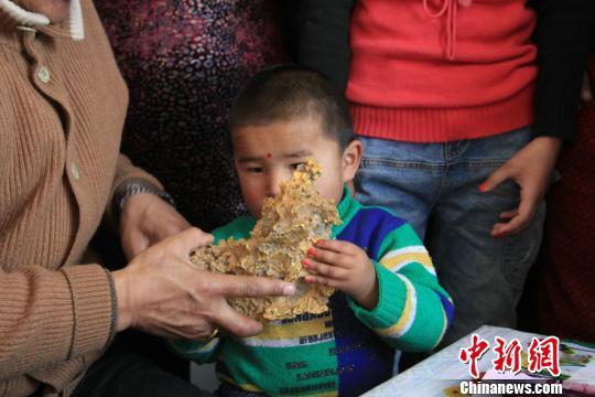 新疆青河縣一牧民上周意外撿到重7.85公斤公斤左右的一塊狗頭黃金，這塊黃金酷似中國地圖。