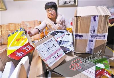 女子冒領(lǐng)鄰居快遞敲詐300元 將包裹內(nèi)食物吃光 女子冒領(lǐng)鄰居快遞敲詐300元 將包裹內(nèi)食物吃光