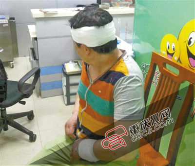 昨日，受傷的游客譚先生在醫(yī)院接受治療。