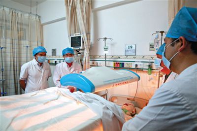 受傷醫(yī)生覃某正在進(jìn)行治療。昨日上午，醫(yī)生覃某在醫(yī)院乘電梯期間，被一名患者潑汽油并點(diǎn)燃，致重度燒傷。圖/CFP