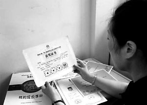 思念小寶的時候，李女士就一遍遍整理孩子留在家里的物品。